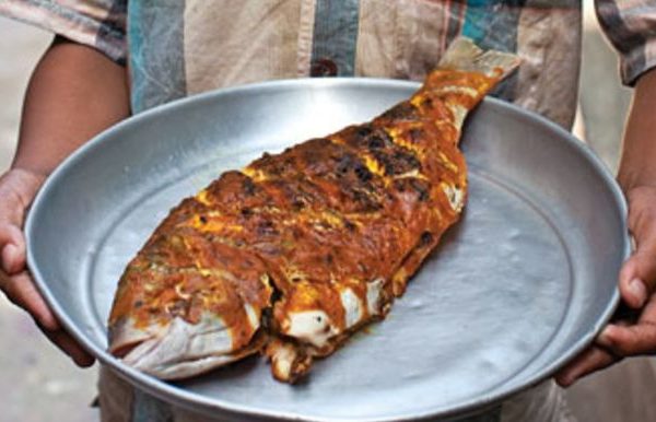 A plate with the Swahili dish Samaki wa kupaka offered in Mombasa Nyali.